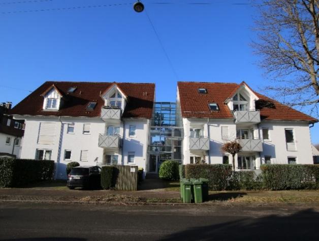 Reihenhäuser in ruhiger Wohngegend mit Balkonen und Stellplätzen