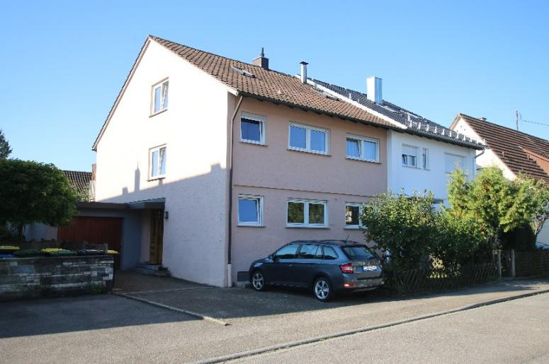 Modernisiertes Wohnhaus mit Garage und Parkplatz vor dem Gebäude